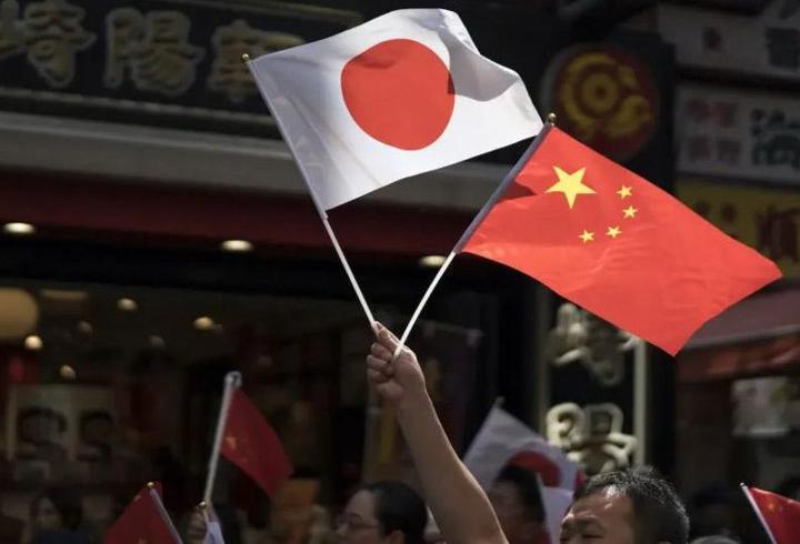 ABD Başkanı Donald Trump, uzun süredir gerilim yaşadığı Venezuela lideri Nicolas Maduro ile görüşme sinyali verdi. Trump, Venezuela’yı ABD’ye katil ve uyuşturucu satıcıları göndermekle suçlamaya devam ederken, Pentagon da benzer iddialarla bir tekneye saldırı düzenledi. Öte yandan Maduro, barış temalı bir John Lennon şarkısı söyleyerek barış mesajı verdi; bu adım bazı gözlemcilerce Trump’a yönelik bir mesaj olarak değerlendirildi.1