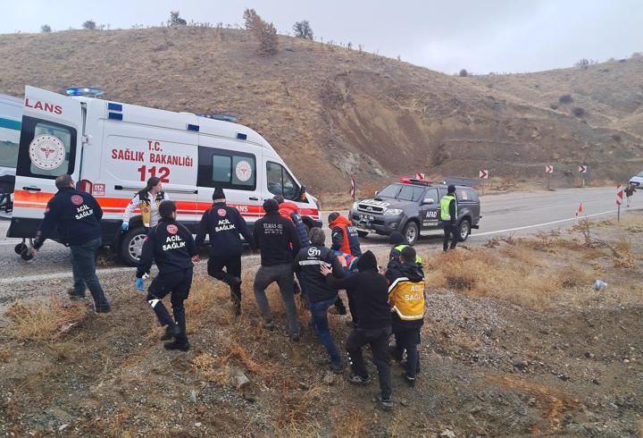 Elazığ’da kamyonet yan yattı: 2 yaralı