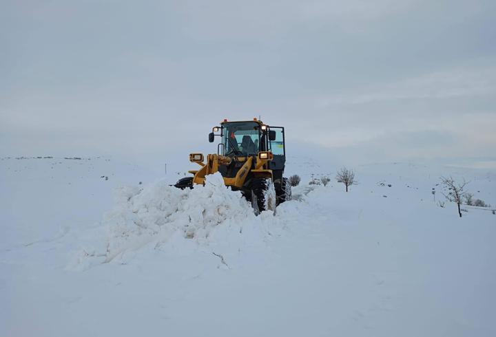 Sivas'ta 46 yerleşim yerinin yolu, kardan kapalı