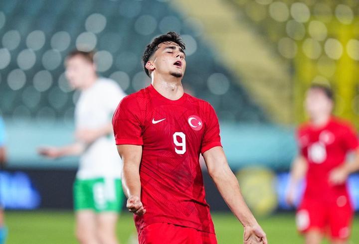 Victor Osimhen, Nijerya’nın Kongo Demokratik Cumhuriyeti ile oynadığı müsabakada sakatlandı.1