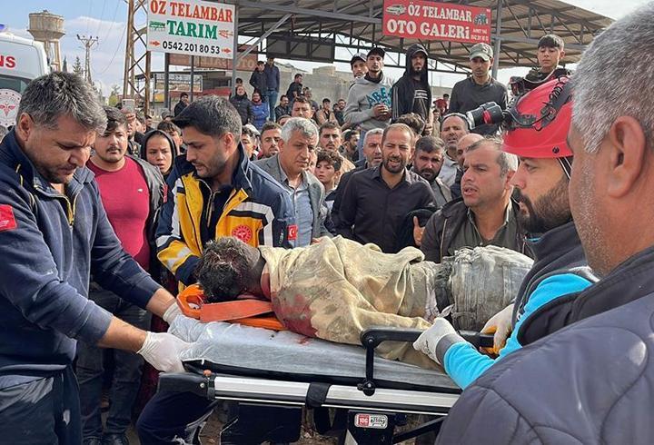 Ev sahipleri kirayı güvence altına almak için kiracılardan artık senet talep etmeye başladı. İlanlarda bile “senet şartı” görülürken uzmanlar kiracıları uyarıyor. Senedin sözleşmede yer almaması ve teminat amacıyla olduğu belirtilmemesi ileride hukuki sorunlara yol açabiliyor. Ödemelerin de mutlaka ev sahibinin kendi hesabına yapılması gerekiyor; aksi halde ödeme geçerli sayılmıyor. Bu kurallara dikkat etmeyen kiracılar hem kira hem de senet borcuyla karşı karşıya kalabilir.3