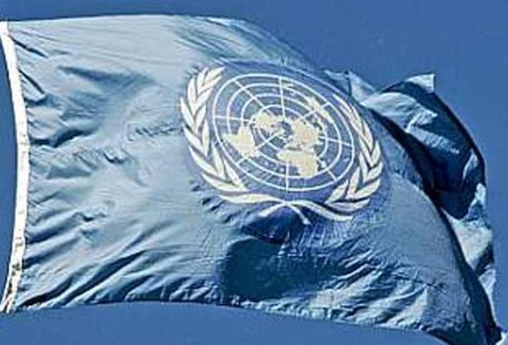 Kuzey Karolina’da federal göçmenlik operasyonu başlatıldı. Operasyon sırasında ABD vatandaşı Willy Aceituno’nun aracının camının CBP ajanları tarafından kırılması büyük tepki çekti. Aceituno, kimliğini göstermesine rağmen zorla araçtan çıkarıldığını, yere yatırılıp kelepçelendiğini ve boynunun yaralandığını söyledi. Araç hasarı da kendisine kaldı. Operasyon kapsamında Charlotte’ın işlek bölgelerinde çok sayıda kişi gözaltına alındı. Latin topluluğu tedirgin olurken, valilik gözaltına alınanların