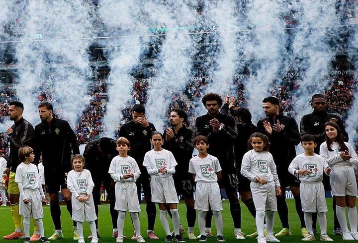 Trabzonspor'un kaptanı Edin Visca, bu sezon sahada fazla süre alamasa da soyunma odasındaki liderliği ve takım arkadaşlarına verdiği motivasyonla bordo-mavili ekipte iz bırakmaya devam ediyor. Bu sezon Türkiye kariyerinde 15 yılı geride bırakmaya hazırlanan Boşnak yıldız, genç oyunculara rehberlik ediyor.5