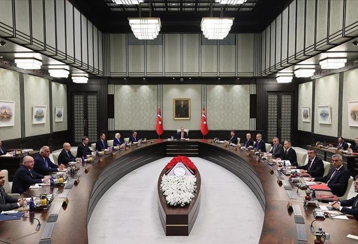 17 Kasım okullar tatil mi sorusu gündemdeki yerini aldı. Kasım ayının ilk ara tatilinin sona ermesiyle birlikte öğrenciler ve veliler, pazartesi günü derslerin başlayıp başlamayacağını merak ediyor. Milli Eğitim Bakanlığı’nın açıkladığı akademik takvime göre ara tatil süreci tamamlandı ve okullarda ders zili yeniden çalacak. Tatil boyunca dinlenme fırsatı bulan milyonlarca öğrenci, kaldığı yerden eğitimine devam edecek. Eğitim kurumları, ara tatil sonrası yoğun ders temposuna hazırlanırken, veli