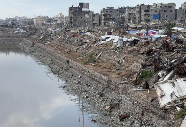 Bangladeş’te mahkeme, geçen yılki hükümet karşıtı protestolarda yaşanan şiddet olayları nedeniyle eski Başbakan Şeyh Hasina’yı idam cezasına çarptırdı. Hasina, geçtiğimiz yıl ülkeyi terk ederek Hindistan'a gitmişti. 
1