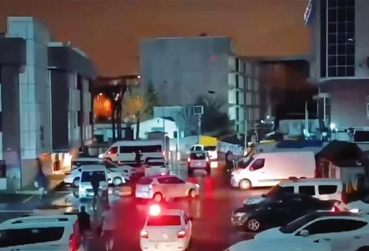 Kabine Toplantısı, gündemdeki kritik başlıklarla bir kez daha kamuoyunun odağında yer alıyor. Ekonomiden güvenliğe, dış politikadan terörle mücadeleye kadar birçok stratejik konu masaya yatırılırken, özellikle “Terörsüz Türkiye” vizyonu kapsamında alınacak yeni kararlar merakla bekleniyor. Toplantıda, 20 askerimizin şehit olduğu uçak kazası, sınır güvenliği, iç güvenlik operasyonları ve uluslararası iş birlikleri gibi başlıkların öne çıkması bekleniyor. Peki, Kabine Toplantısı ne zaman, yarın mı