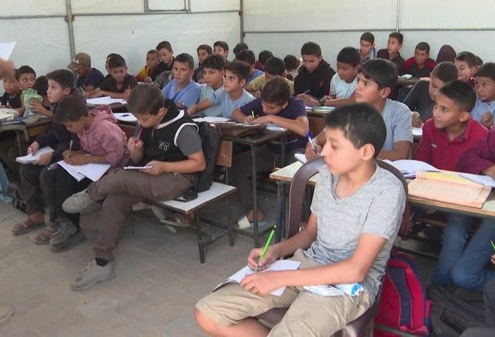 Gazze’de çocuklar çadırda eğitim alıyor