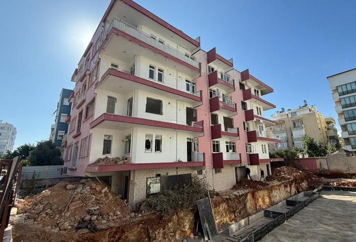 4 katlı metruk binada yangın çıktı; 1 erkek cesedi bulundu
