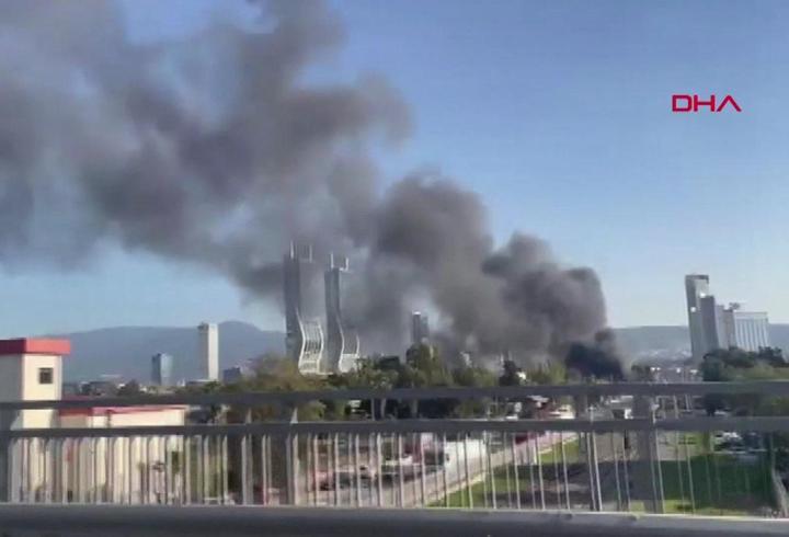 İzmir'de şantiyede yangın: Alevlere müdahale sürüyor