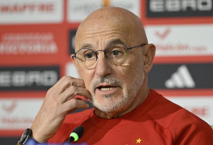 İspanya – Türkiye maçının hakemi Felix Zwayer, 2026 FIFA Dünya Kupası Avrupa Elemeleri E Grubu son karşılaşması öncesi merak konusu oldu. Sevilla şehrindeki La Cartuja Stadı'nda oynanacak İspanya – Türkiye maçında Zwayer’in yardımcılıklarını Almanya Futbol Federasyonundan Robert Kempter ile Christian Dietz üstelenecek. Karşılaşmanın dördüncü hakemi ise Sven Jablonski olarak açıklandı. Peki, İspanya - Türkiye maçının hakemi Felix Zwayer kimdir, nereli ve kaç yaşında? İşte İspanya - Türkiye maçını