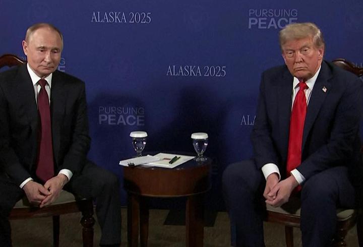 ABD Başkanı Donald Trump, daha önce “düzmece” dediği Jeffrey Epstein dosyasıyla ilgili tutumunu değiştirdi. Kongre’deki Demokratların Epstein’e dair belgeleri paylaşmasının ardından, dosyaların kamuya açılması için Cumhuriyetçilere çağrıda bulundu. Trump, Epstein ile hiçbir ilgisi olmadığını vurgularken, Epstein’in arkadaşlarının çoğunun Demokratlar olduğunu iddia etti.1