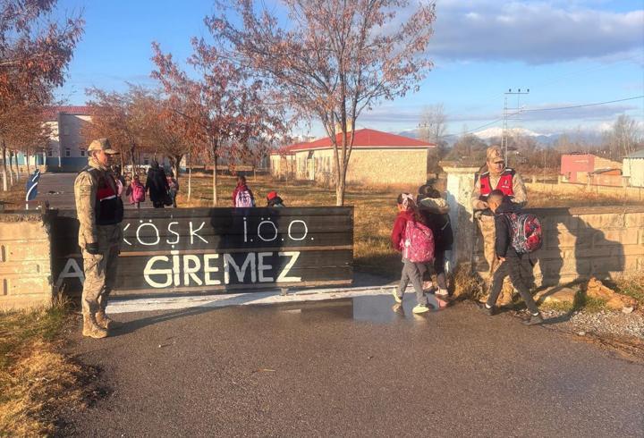 Van'da jandarma ekipleri okul çevresinde denetim yaptı
