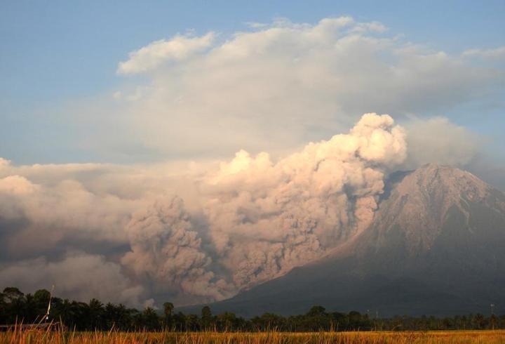 Endonezya'da Semeru Yanardağı'nda patlama: Küller 800 metre yüksekliğe ulaştı
