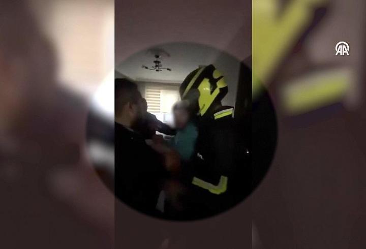 Karadağ vize uygulaması son günlerde Türkiye gündeminde en çok merak edilen konular arasında yer alıyor. Ülkede yaşanan diplomatik gelişmeler ve güvenlik gerekçeleriyle alınan kararlar, Türk vatandaşlarının seyahat planlarını doğrudan etkiliyor. Karadağ hükümeti, vizesiz seyahat düzenlemesiyle ilgili süreci yakından takip ederken, resmi açıklamalar iki ülke arasındaki ilişkilerin önemine vurgu yapıyor. Bu durum, turizm ve ticaret alanında karşılıklı hareketliliğin geleceği konusunda soru işaretl