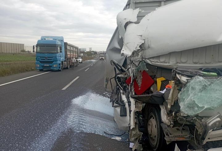 Kontrolden çıkan kamyonet, TIR’a çarptı