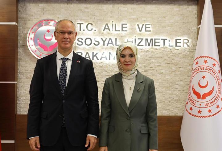 Harem-i Şerif bölgesinde hayata geçirilecek Hayat Mekke Projesi için ön sözleşme imzalandı. Yaklaşık 400 milyon dolarlık projede 1.014 villa, sosyal donatılar, okullar, sağlık merkezleri, camiler ve geniş yeşil alanlar yer alacak. Mekke giriş koridorundaki stratejik konumu ve Harem-i Şerif’e yakınlığıyla dikkat çeken proje, kültürel dokuya uyumlu tasarımı ve sosyal tesisleriyle sakinlerine dengeli bir yaşam sunmayı hedefliyor. Projenin hem yaşam kalitesi hem de yatırım açısından bölgeye güçlü bi
