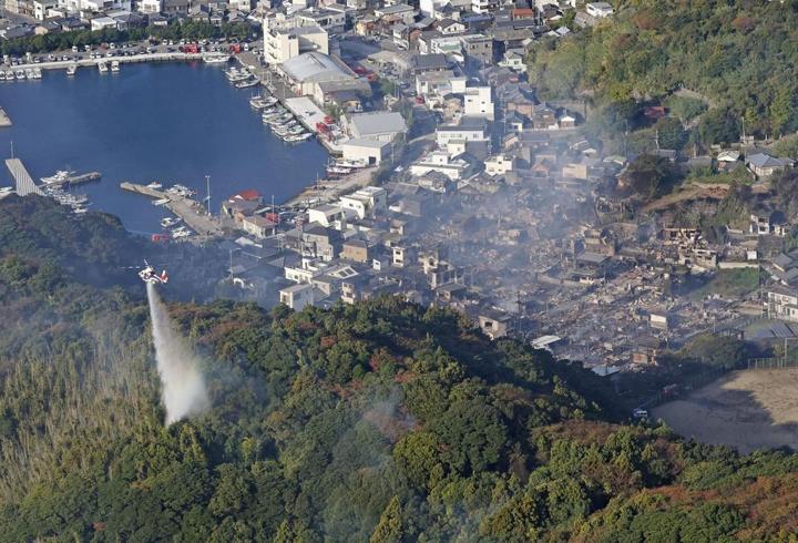 Japonya'da büyük yangın: Liman çevresindeki 170'ten fazla bina hasar gördü