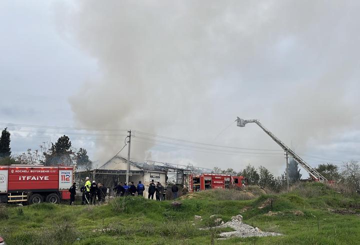 Kocaeli'de üretim tesisinde yangın