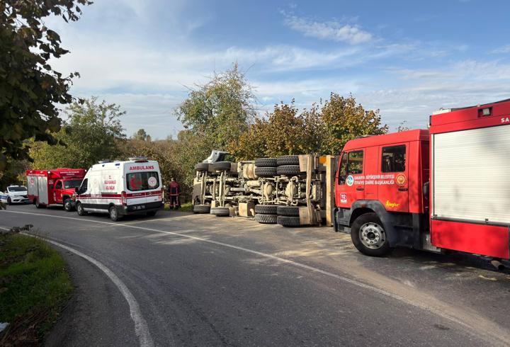 Sakarya'da devrilen taş yüklü kamyonun sürücüsü yaralandı