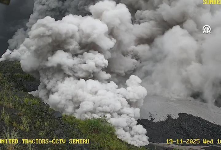 Endonezya'da yanardağ böyle patladı!