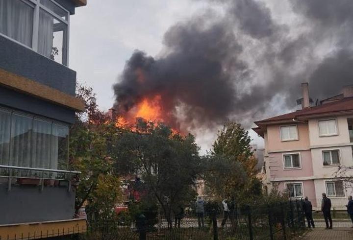 Yalova'da 3 katlı binanın çatısı alev alev yandı
