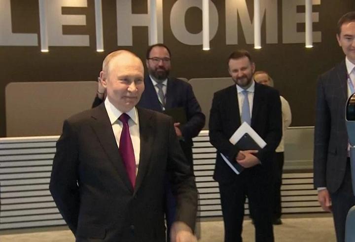 Konferansa damga vurdu! Putin'i dans eden robot karşıladı