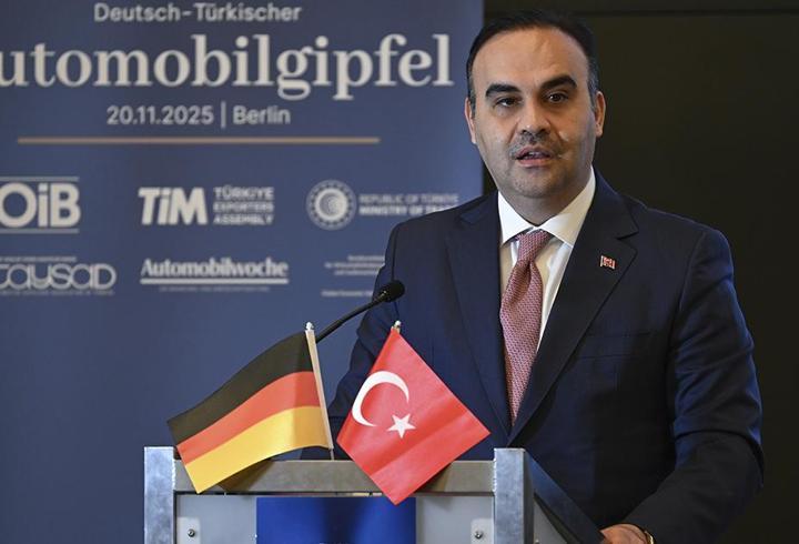 Bakan Kacır'dan Alman otomotiv şirketlerine Türkiye'ye yatırım çağrısı