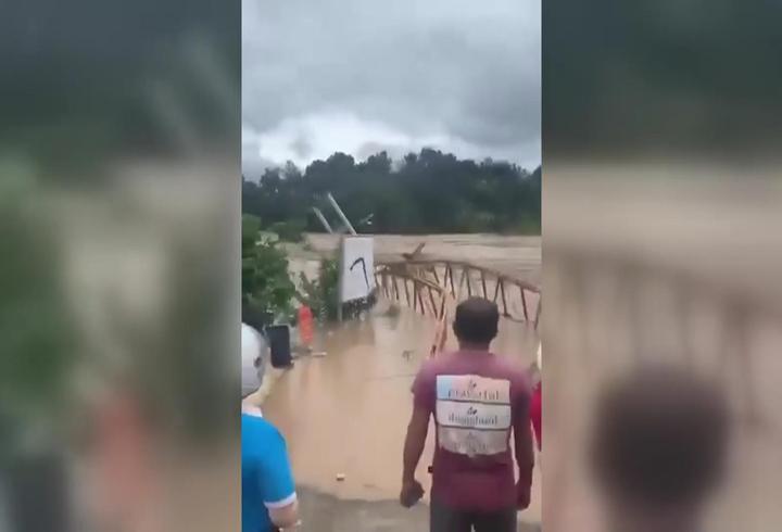 Vietnam’da sel köprüyü böyle yıktı