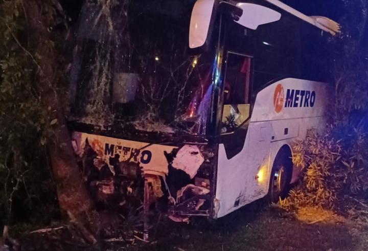 Yolcu otobüsü refüje çıktı: 3 yaralı