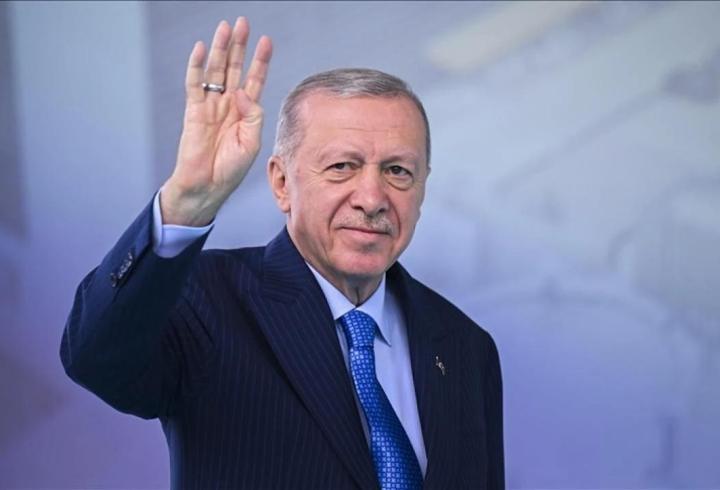 Aydın’ın Yenipazar ilçesinde dedesinin kullandığı traktörden düşen 2 yaşındaki Muhittin Sarıkaya, tekerin altında kalarak yaşamını yitirdi.1