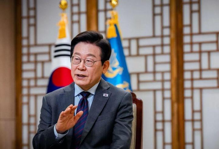 Erzurum'da, koyunlarını otlatmak üzere çıktığı arazide kaybolan ve 3 gün sonra bulunan işitme engelli 70 yaşındaki Abdurrahman Kansu, dün, arama kurtarma ekiplerince bulunup tedavi altına alınmıştı. Yaşlı çobanın, koyunların arasında sıcaklığını koruyarak, ara ara koyunlara sarılarak hayatta kaldığı ortaya çıktı
3