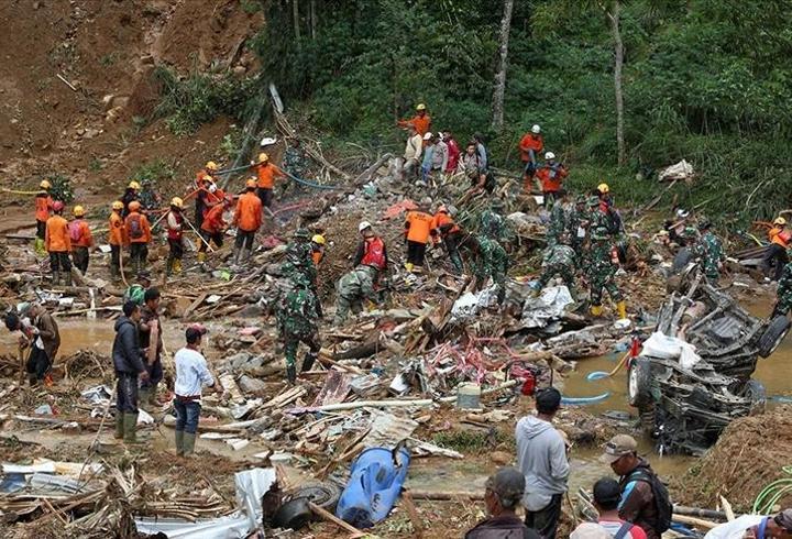 Endonezya'da toprak kaymaları nedeniyle ölenlerin sayısı 30'a yükseldi