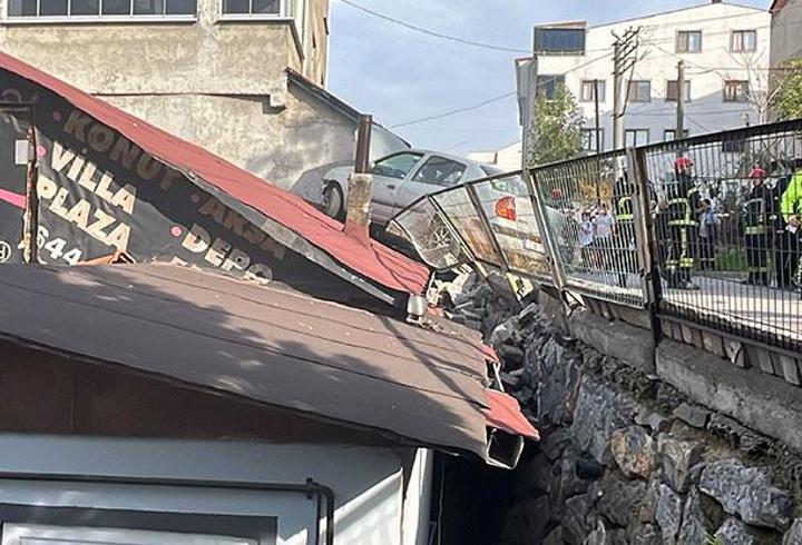 Park halindeki hafif ticari araca çarpan otomobil, evin çatısına çıktı
