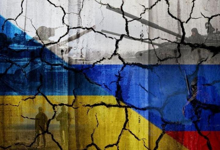 Soy bağıyla Romanya vatandaşlığına başvuran binlerce kişi, 14 Mart 2025’te yürürlüğe giren B1 düzeyinde Romence bilme zorunluluğu nedeniyle sürecin ortasında kaldı. Düzenleme, başvurusunu bu tarihten önce tamamlayanları kapsam dışı bırakırken, gün sonra evrak teslim edenler için ise dil şartı uygulanmaya başlandı.1