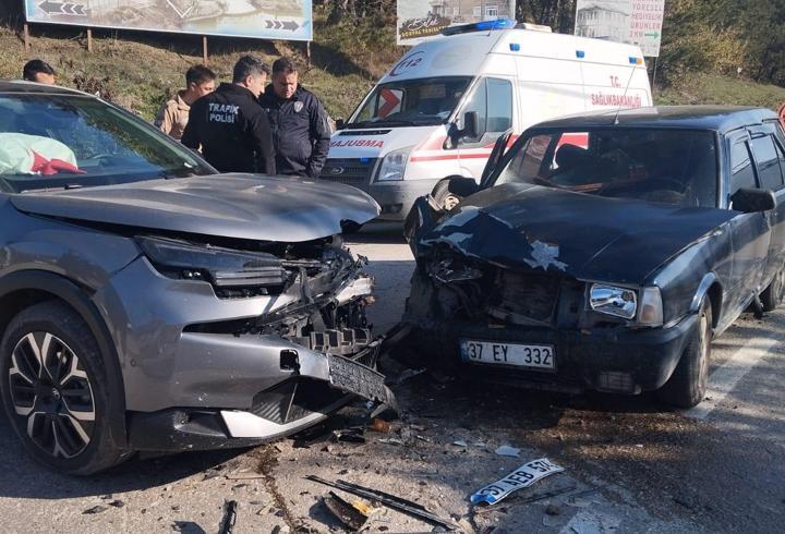 Kastamonu’da 2 otomobil çarpıştı: 3 yaralı