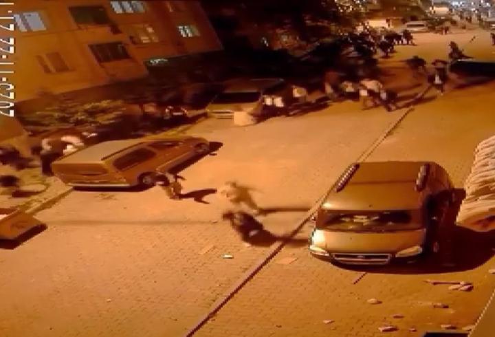 İstanbul - Arnavutköy'de mahalledeki taşlı sopalı kavga kamerada
