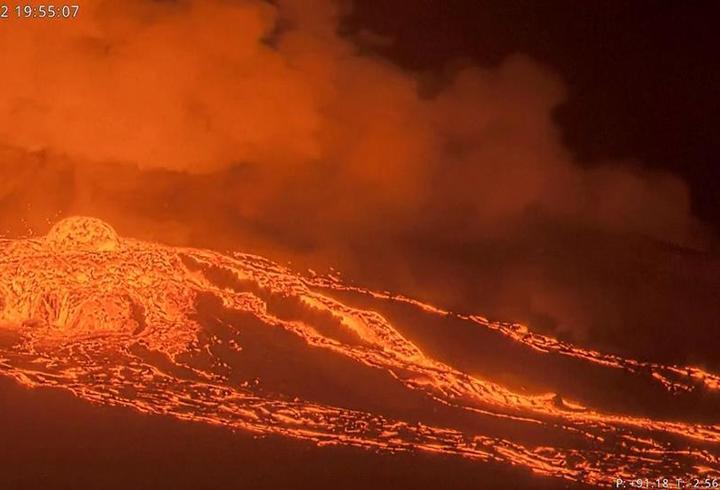 Hawaii'de yine volkan patladı