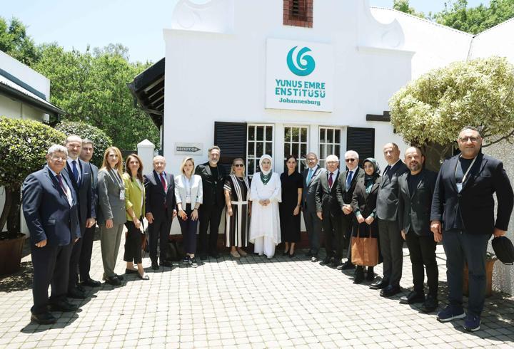 Emine Erdoğan, Güney Afrika'da Yunus Emre Enstitüsü’nü ziyaret etti