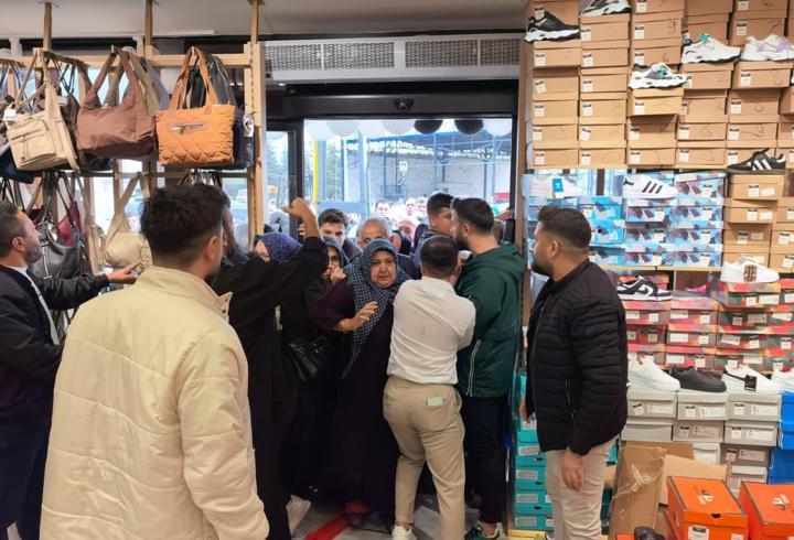 Bursa'da giyim mağazası açılışında izdiham