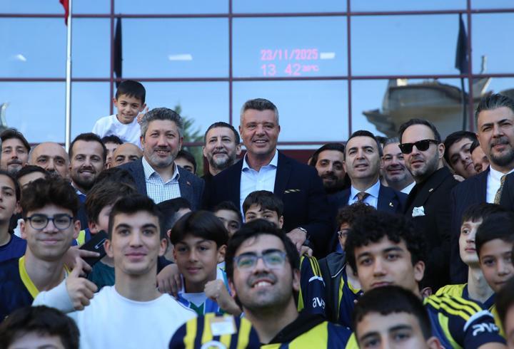 Fenerbahçe Başkanı Sadettin Saran ve yöneticiler, Rize'de okul ziyaretinde bulundu