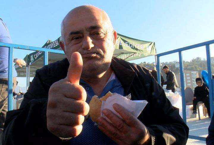 Rize'deki festivalde 2 ton hamsi 2 saatte tüketildi