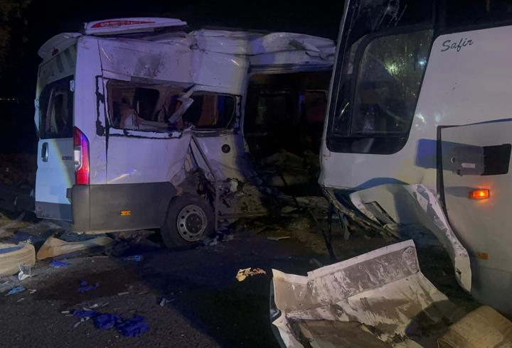 İzmir’de servis otobüsü ile servis minibüsü çarpıştı: 13 yaralı
