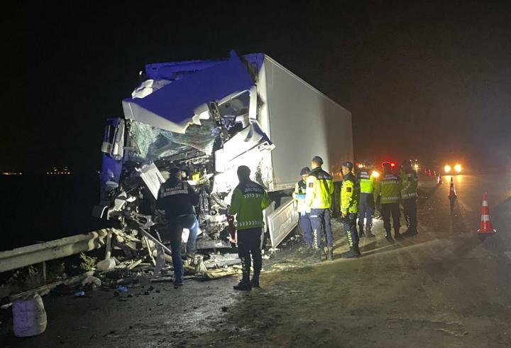 TIR, emniyet şeridinde park halindeki otobüse çarptı: 14 yaralı
