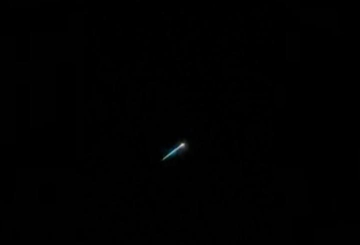 İstanbul semalarında gizemli ışık! Vatandaşlar saniye saniye kaydetti: Meteor mu, UFO mu?