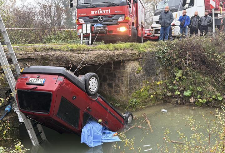 Dereye devrilen otomobildeki evli çift boğuldu, komşuları ağır yaralı