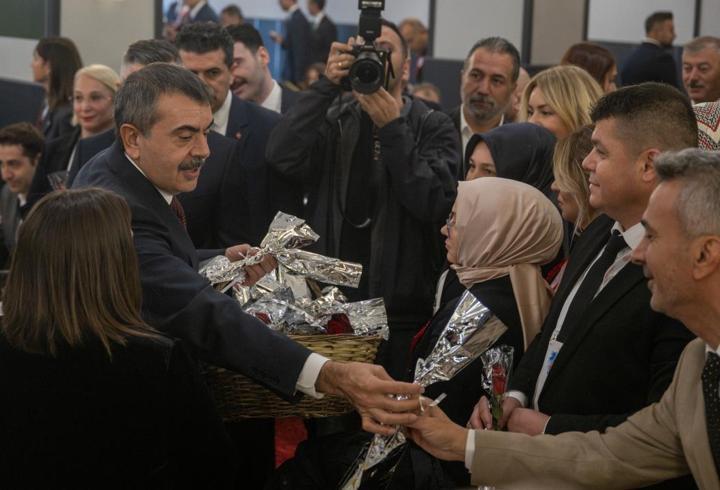 İstanbul Bağcılar'da çocuk parkında 5 çocuk oyuncaklardan elektrik akımına kapıldı. Çocuklar hastaneye kaldırıldı, soruşturma başlatıldı.1