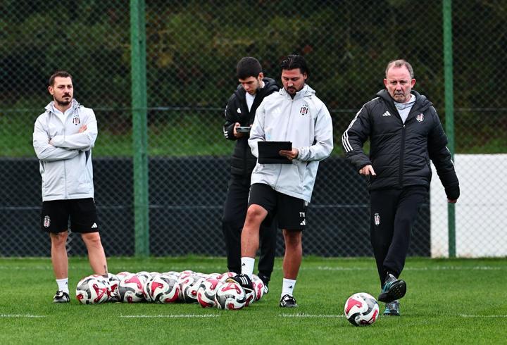 Dünya Kupası Milli Takım rakipleri belli oldu.  A Milli Takım, İspanya karşısında aldığı 1 puanla 2026 Dünya Kupası Avrupa Elemeleri’nde play-off biletini cebine koydu. Grup liderliği için İspanya ile kritik bir maça çıkan milliler, 2-2 beraberliğin ardından play-off senaryosunda güçlü rakiplerle karşılaşacak. UEFA’nın belirlediği formata göre 16 takım dört torbaya ayrılacak ve tek maç üzerinden oynanacak yarı final ve final mücadeleleri Mart 2026’da yapılacak. Peki, Milli Takım play-off rakiple