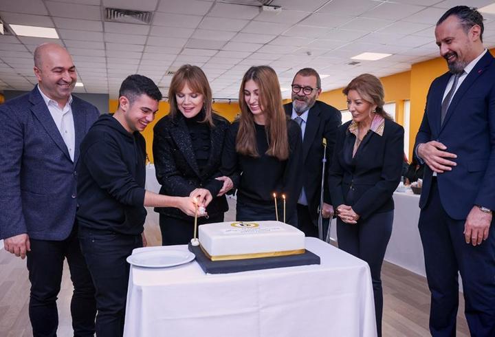 Türkiye'nin genç nüfusu evlerinin salonlarında turluyor, NEET oranı yüzde 22,9'a yükselerek alarm veriyor. Genç kadınlar en çok etkilenenler arasında gelirken, istihdam ve eğitim politikalarında kapsamlı reformunun şart olduğu görülüyor. Hande Fırat konuya ilişkin Hürriyet'teki köşesinde dikkat çeken bir yazı kaleme aldı. İşte detaylar.. 5