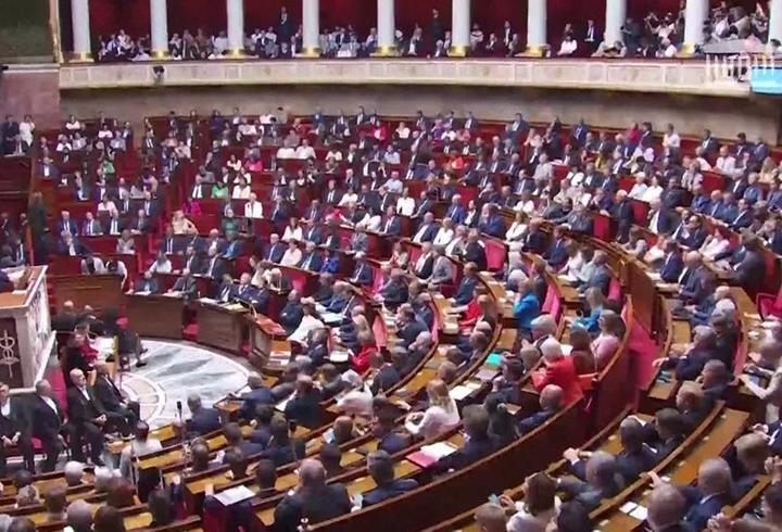 Fransa bütçe kriziyle kilitlendi