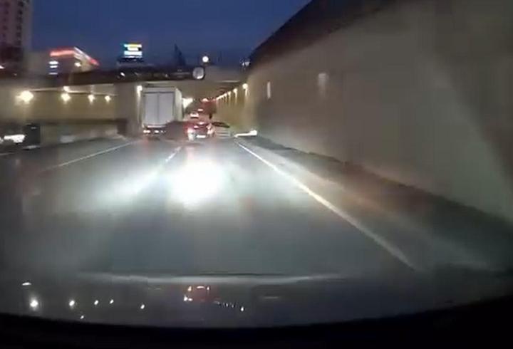 Makas atan sürücü başka araca çarptı; kaza anı kamerada